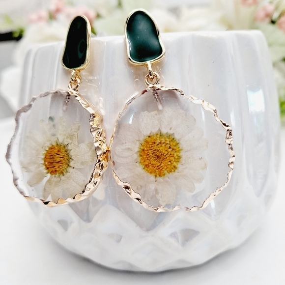 💖 2/$30 Pressed dried daisy flower gold hoop Hippie boho earrings cottagecore - Picture 9 of 12